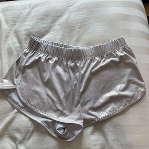 shimmery pearl shorts shorts (silver)